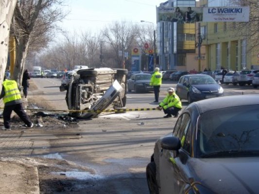 Accident spectaculos: Un Opel s-a răsturnat pe strada Soveja - Vezi video